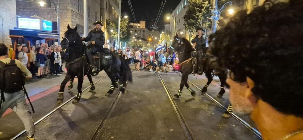 מפגינים חוסמים את הרכבת הקלה בירושלים