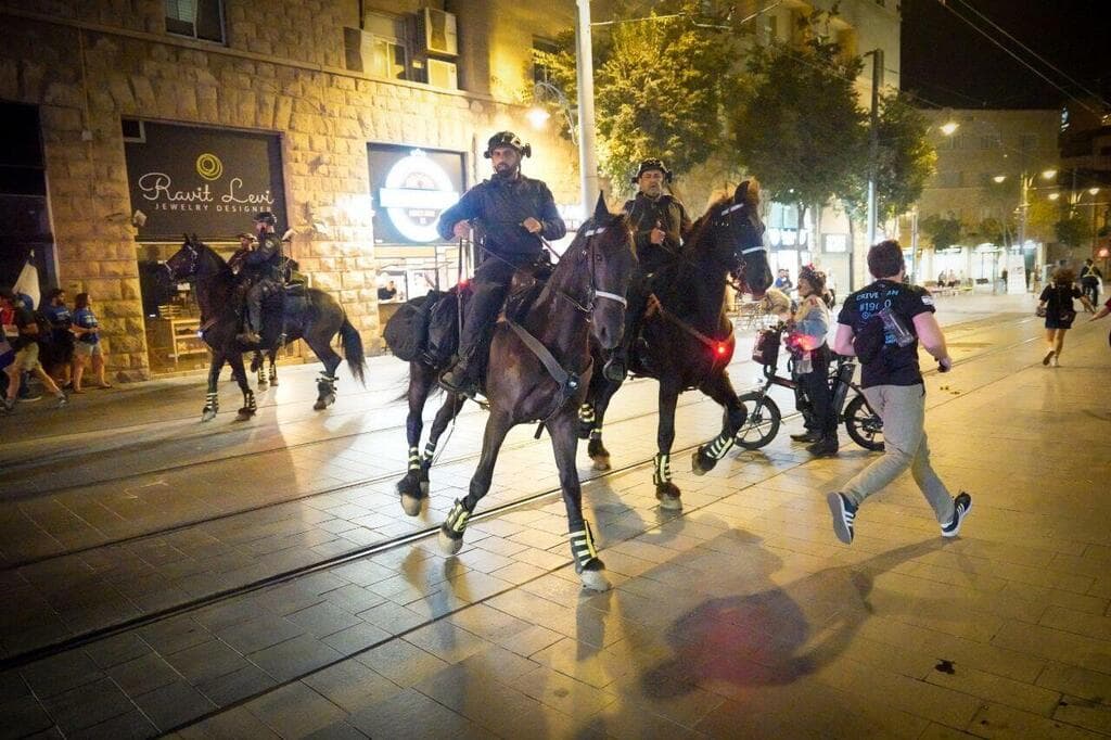 צילום: שלו שלום מפגינים חוסמים את הרכבת הקלה בירושלים