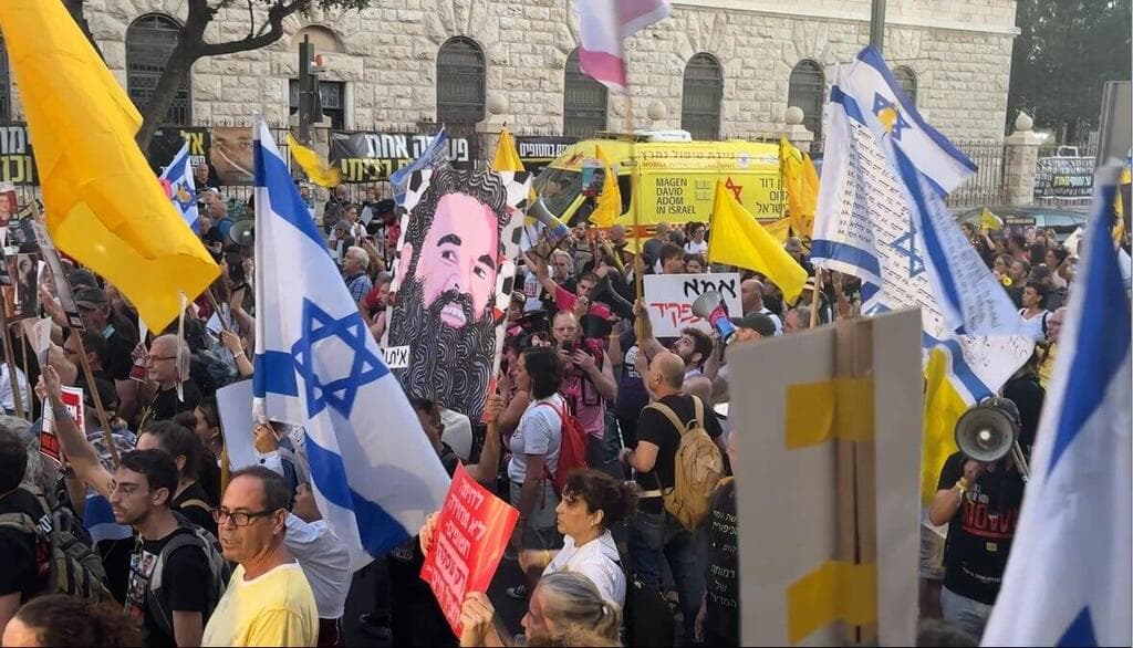 צילום: גיל יוחנן עצרת להחזרת החטופים מול מעון רה"מ