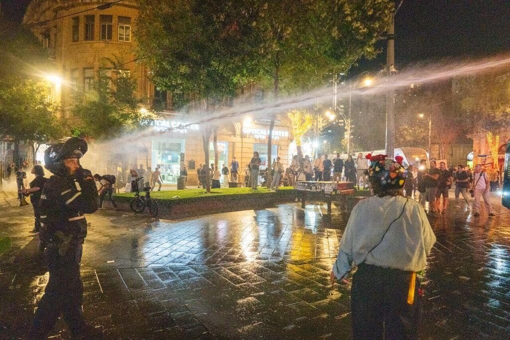 צילום: שלו שלום מפגינים חוסמים את הרכבת הקלה בירושלים