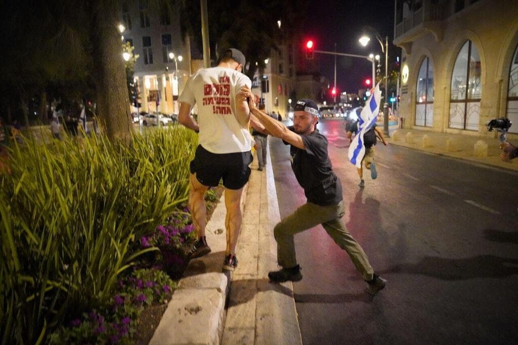 צילום: שלו שלום מפגינים חוסמים את הרכבת הקלה בירושלים