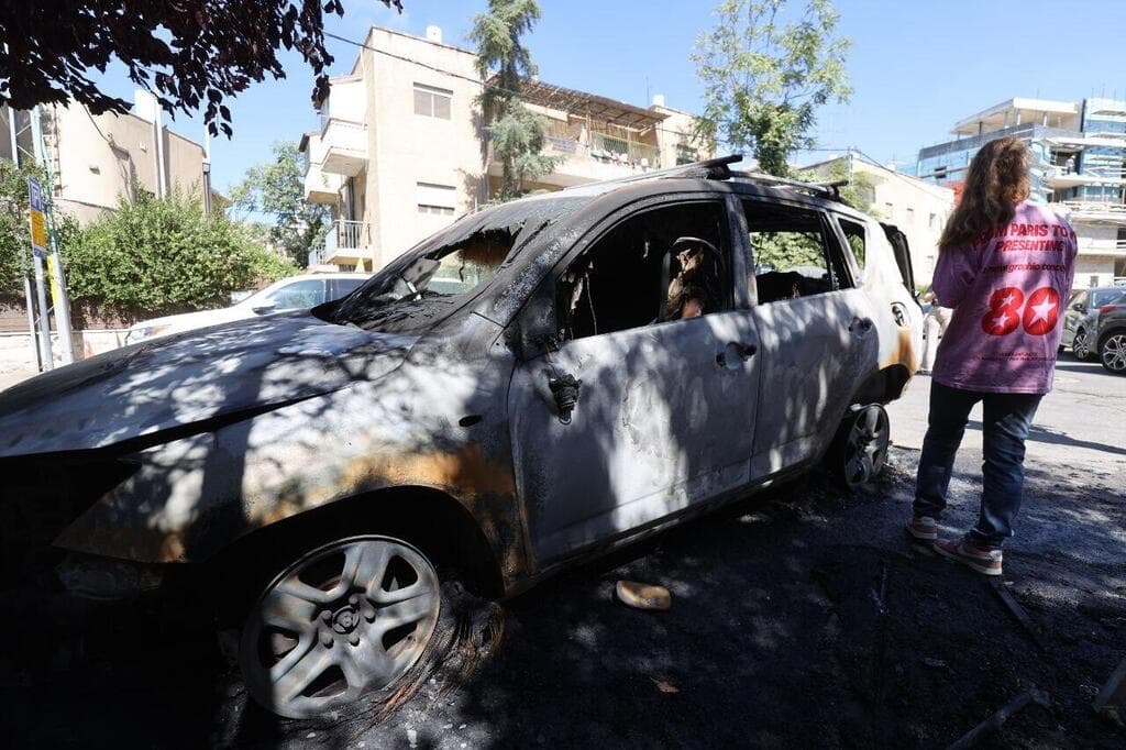 הרכב שנשרף במחאה בירושלים (צילום: אלכס קולומויסקי) רכב נשרף ברחוב עזה בירושלים כתוצאה מפעילות מחאה באזור למען החטופים