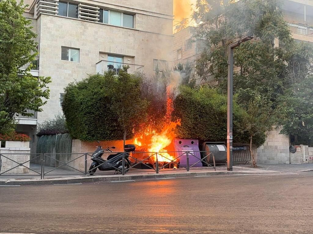 פח שהובער סמוך למעון רה"מ בירושלים (צילום: מוטי כהן) פח שהובער סמוך למעון רה"מ בירושלים