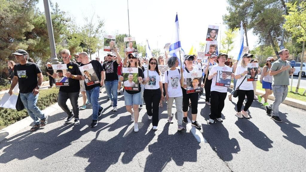 הצעדה למעון רה"מ (צילום: אלכס קולומויסקי) צעדת משמרת 101 בהובלת ויקי כהן וענת אנגרסט ממשכן הכנסת למעון רה"מ