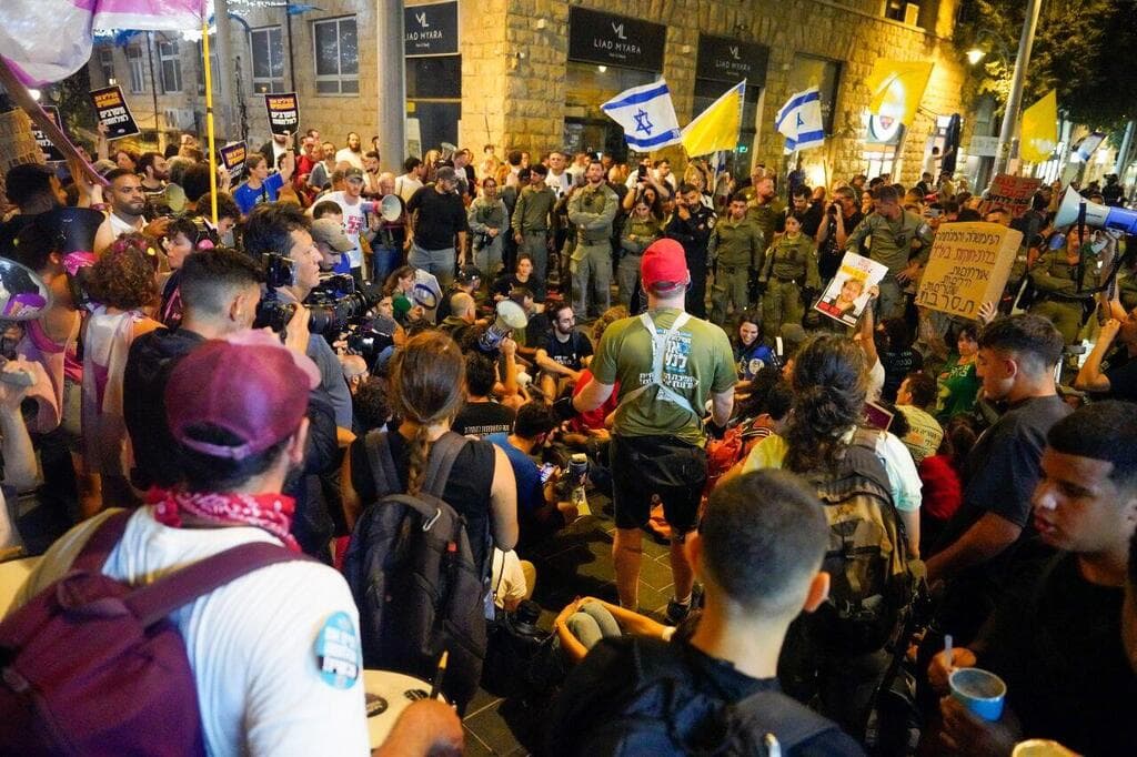 צילום: שלו שלום מפגינים חוסמים את הרכבת הקלה בירושלים