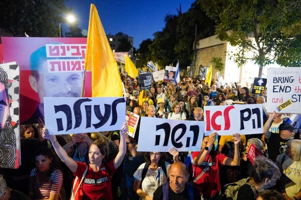 צילום: שלו שלום עצרת להחזרת החטופים מול מעון רה"מ