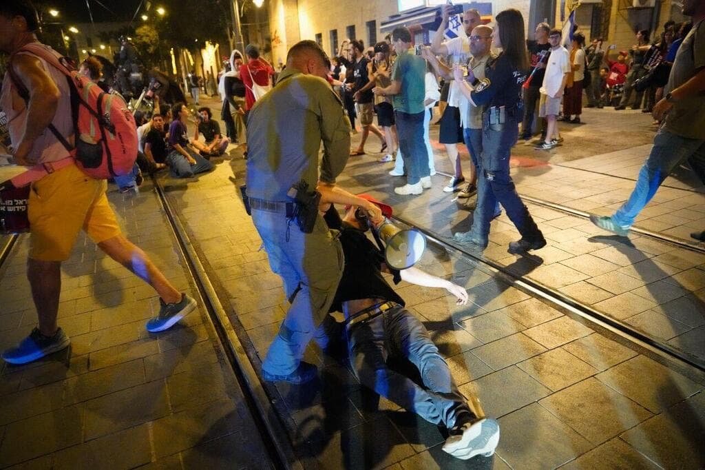 צילום: שלו שלום מפגינים חוסמים את הרכבת הקלה בירושלים