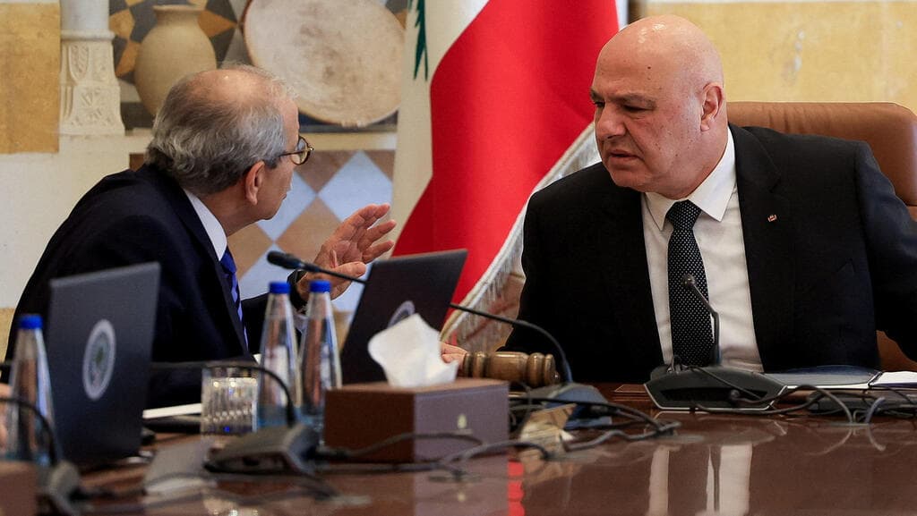 נשיא לבנון עאון וראש הממשלה סלאם ( צילום: REUTERS/Mohamed Azakir) פגישה בין נשיא לבנון ג'וזף עאון לראש הממשלה נואף סלאם