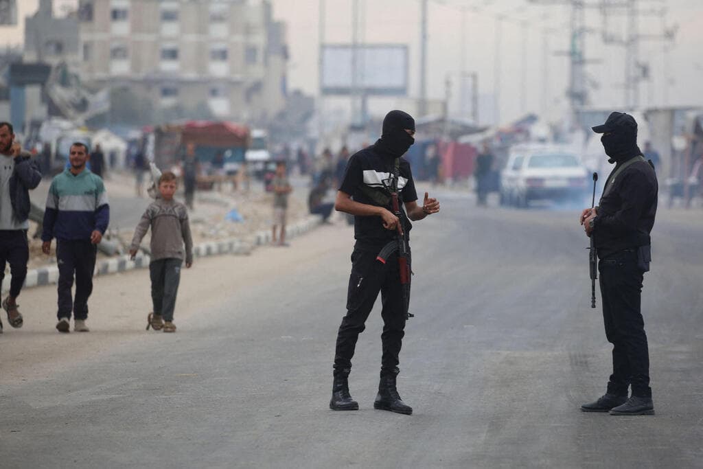 מחבלי חמאס בנוסייראת (צילום: Eyad BABA / AFP) מחבלי חמאס בנוסייראת