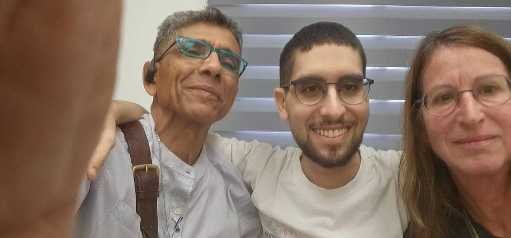 אביתר דוד מחבק את הוריו לאחר שחרורו מהשבי