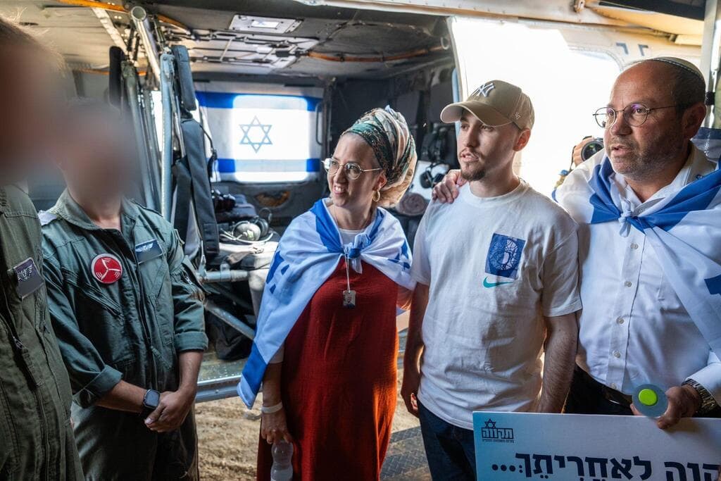  משפחתו של איתן מור צופים במעבר לידי הצלב האדום בנקודת הקליטה הראשונית