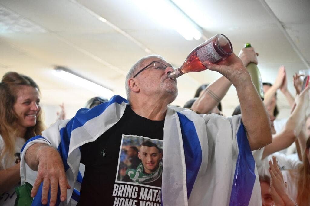 משפחה וחברים של מתן אנגרסט מחכים לשובו