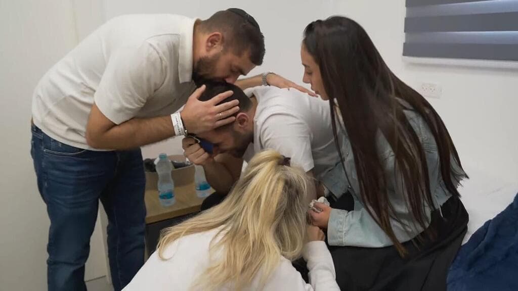 שגב כלפון במפגש עם משפחתו (צילום: דובר צה"ל) שגב כלפון במפגש עם משפחתו