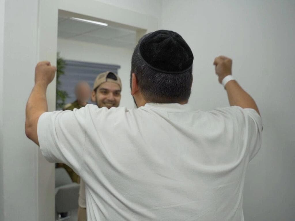  יוסף חיים אוחנה נפגש עם משפחתו לראשונה