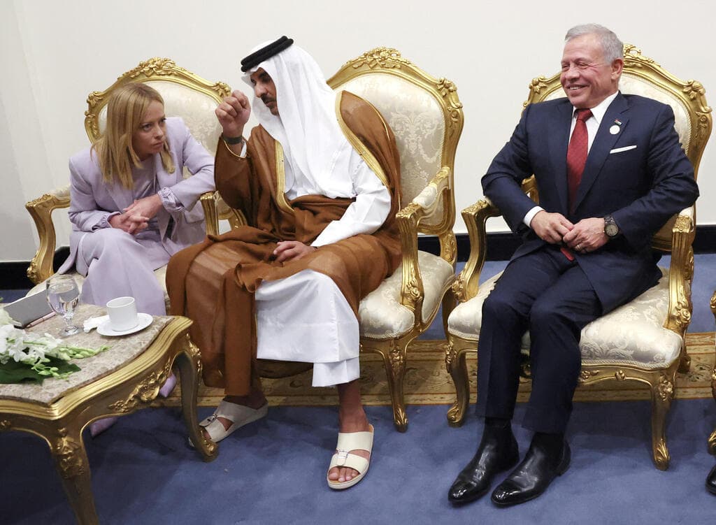 גם מלך ירדן עבדאללה ישב שם (צילום: Suzanne Plunkett - Pool/Getty Images) ראש משלת איטליה מלוני עם אמיר קטאר אל-ת'אני ו מלך ירדן עבדאללה פסגה שארם א-שייח מצרים