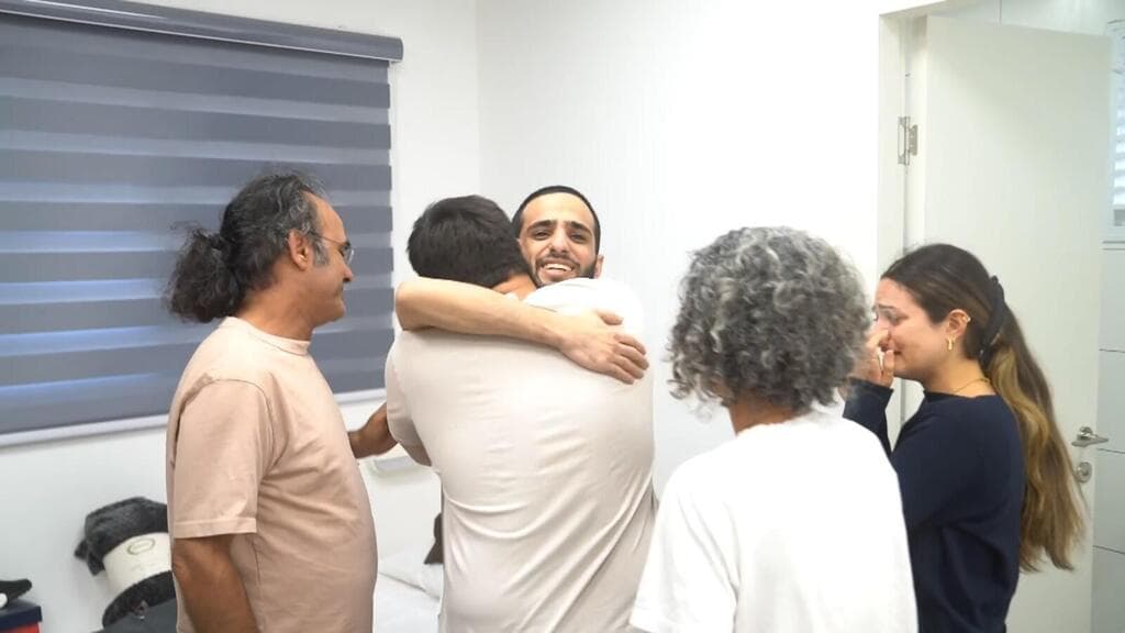 נמרוד כהן מהמפגש המרגש עם משפחתו בנקודת הקליטה הראשונית (צילום: דובר צה"ל) נמרוד כהן נפגש עם משפחתו לראשונה