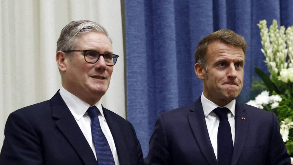 נשיא טורקיה ארדואן עם נשיא צרפת מקרון וראש ממשלת בריטניה סטרמר פסגה מצרים שארם א-שייח