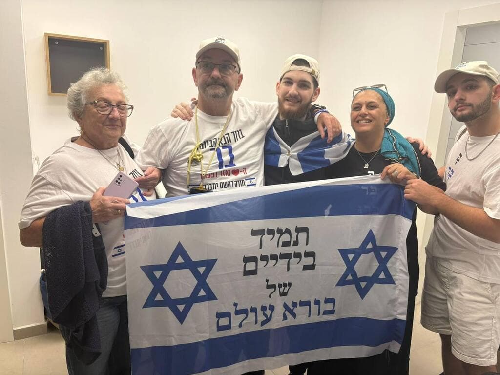 בר קופרשטיין ואביו טל מתחבקים בעמידה