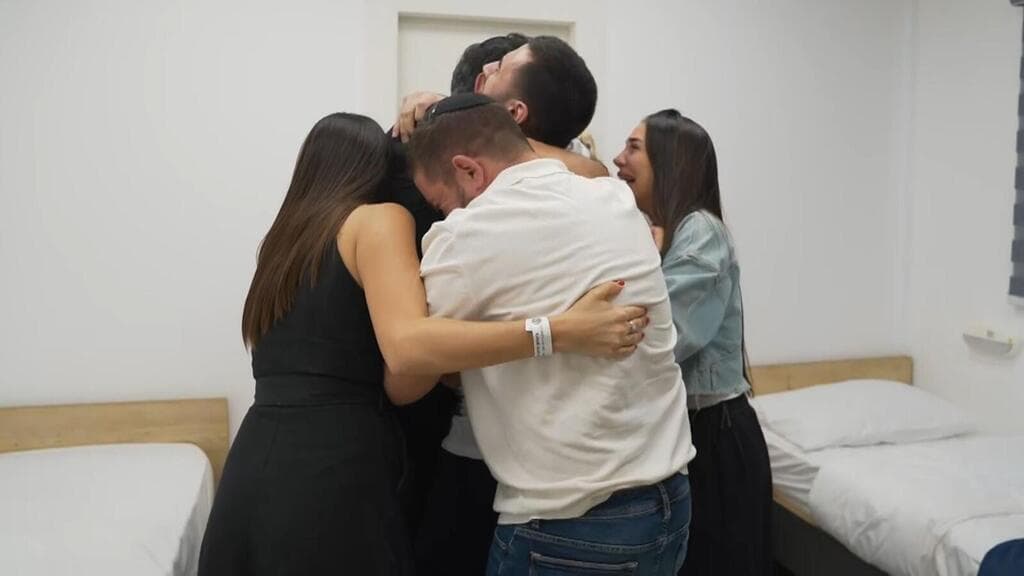 צילום: דובר צה"ל שגב כלפון במפגש עם משפחתו