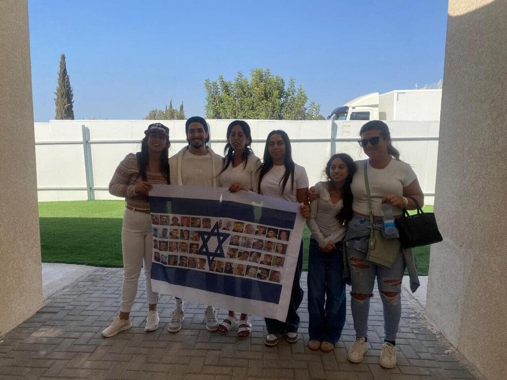 מתן צנגאוקר לצד משפחתו ובת הזוג אילנה גריצ'ווסקי