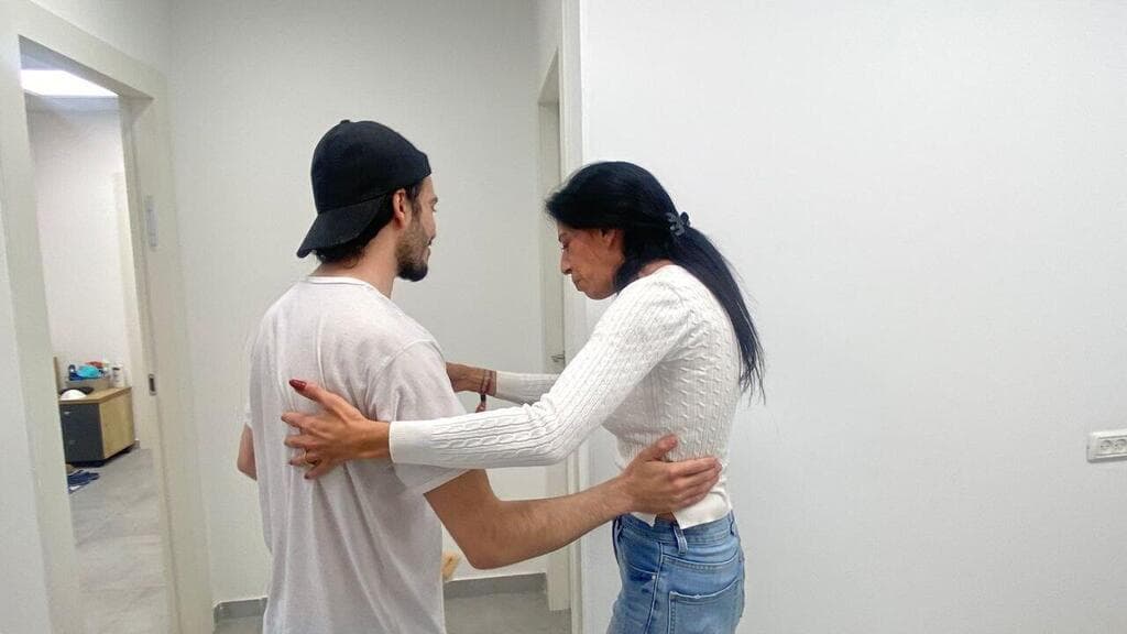 עינב צנגאוקר פוגשת את בנה מתן אחרי שחרור מ שבי חמאס