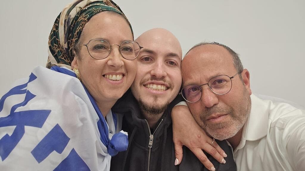איתן מור עם הוריו