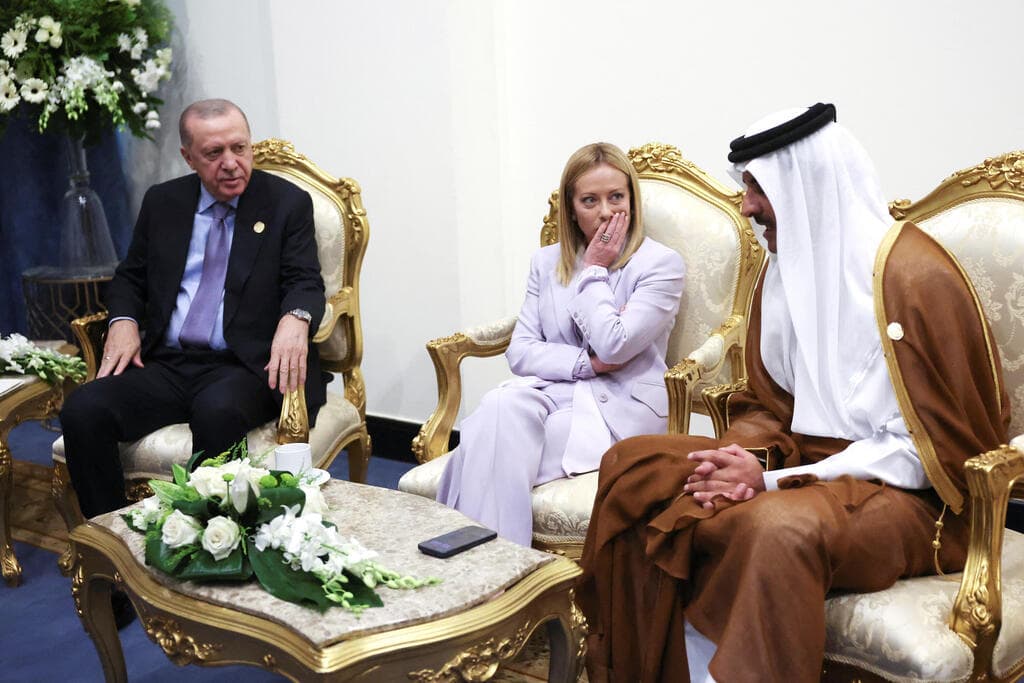 ראש ממשלת איטליה מלוני עם נשיא טורקיה ארדואן ואמיר קטאר אל-ת'אני (צילום: Suzanne Plunkett - Pool/Getty) ראש משלת איטליה מלוני עם נשיא טורקיה ארדואן ו אמיר קטאר אל-ת'אני פסגה שארם א-שייח מצרים