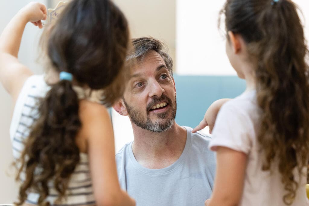 צילום: שאולי לנדנר /לע"מ דוד קוניו פוגש את בנותיו לראשונה