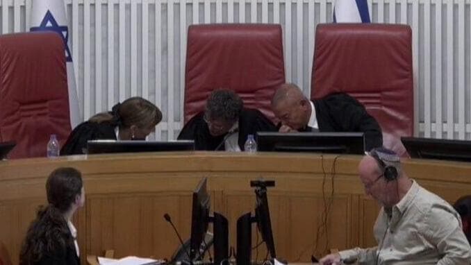 השופטים מתייעצים (צילום: דוברות הרשות השופטת) דיון בעתירה על מינוי השופט בדימוס בן חמו לניהול חקירת הפצ"רית