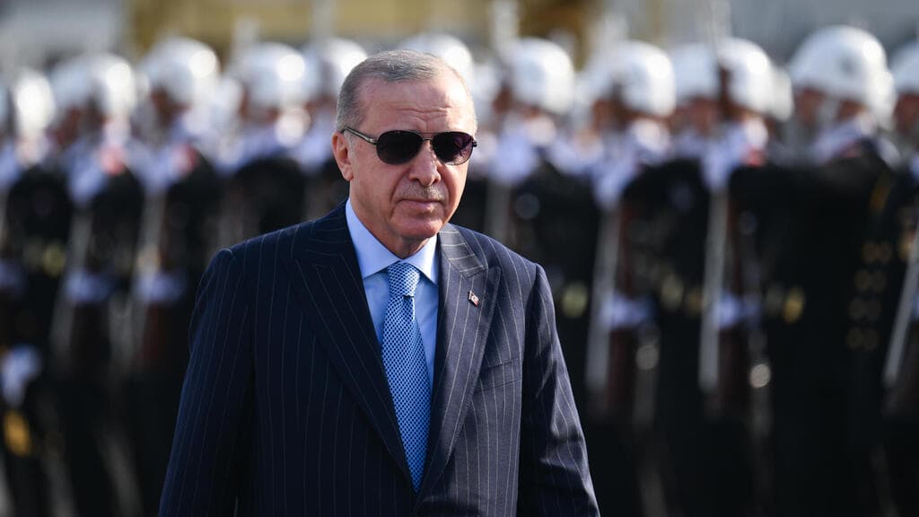 ארדואן (צילום: מתוך X) נשיא טורקיה בטקס מסירת כלי שיט צבאיים לחיל הים הטורקי