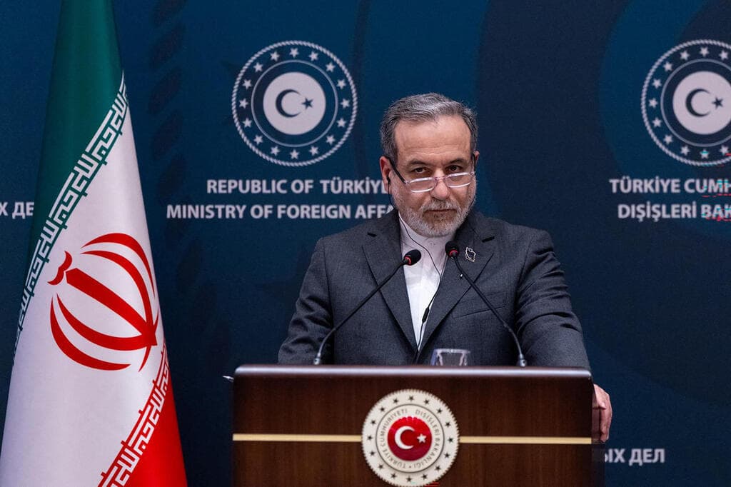 שר החוץ של איראן עבאס עראקצ'י (צילום: AFP PHOTO / TURKISH FOREIGN MINISTRY) שר החוץ של איראן עבאס עראקצ'י במסיבת עיתונאים ב טורקיה איסטנבול 30 בינואר