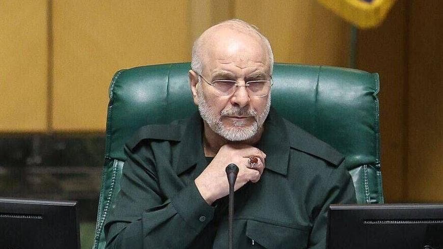 יו"ר הפרלמנט האיראני מוחמד באקר קאליבאף עם מדי משמרות המהפכה