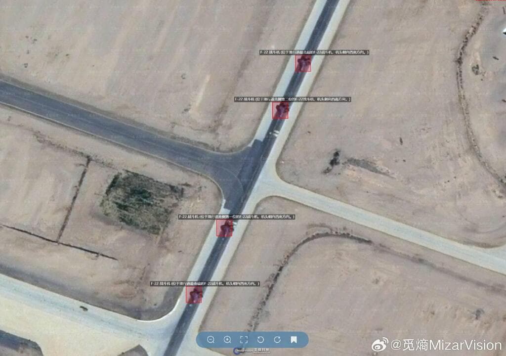 צילום מלוויין סיני שתיעד מטוסים אמריקניים בבסיס עבודה, בפברואר (צילום: MizarVision) מטוסים אמריקניים בבסיס עבודה