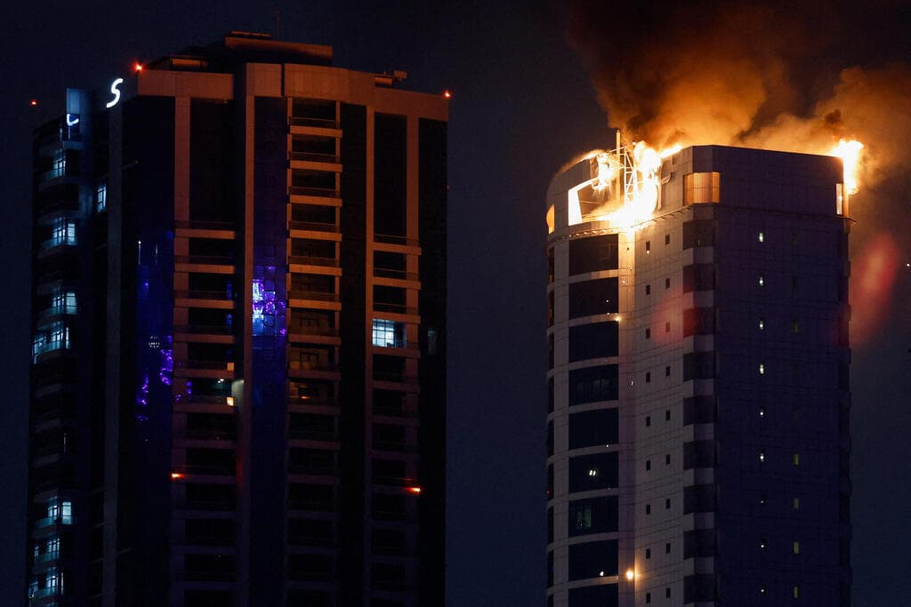 מגדל שנפגע מוקדם יותר הערב בבחריין (צילום: REUTERS/Hamad I Mohammed) יירוט יירוטים שיגורים תל אביב איראן מבצע שאגת הארי פיצוץ עשן עולה מבניין בוער שנפגע מתקיפת רחפן איראנית, לאחר שישראל וארה"ב פתחו בתקיפות על איראן