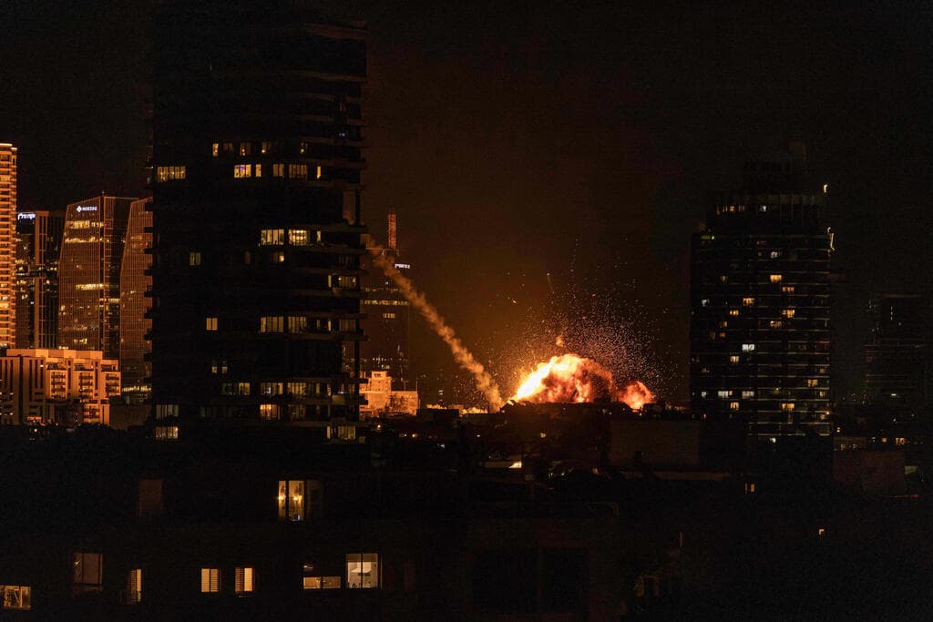 תיעוד הפגיעה בתל אביב (צילום: by JOHN WESSELS / AFP) נפילה מתקפת טילים על תל אביב פגיעה ישירה מלחמת מלחמה מבצע שאגת הארי פיצוץ