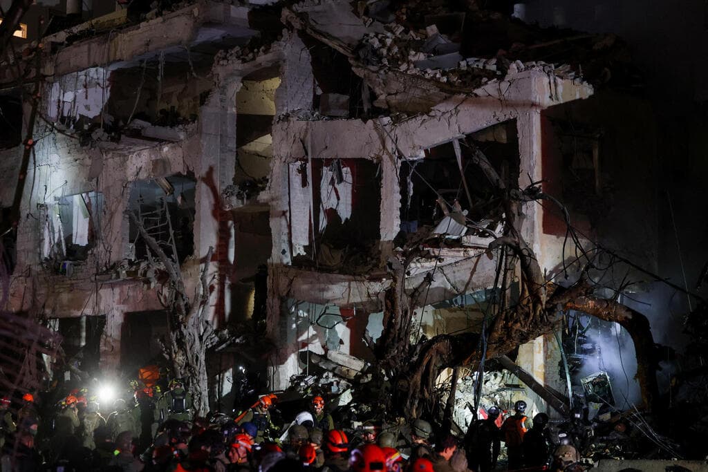 צילום: REUTERS/Ronen Zvulun זירת נפילה בתל אביב