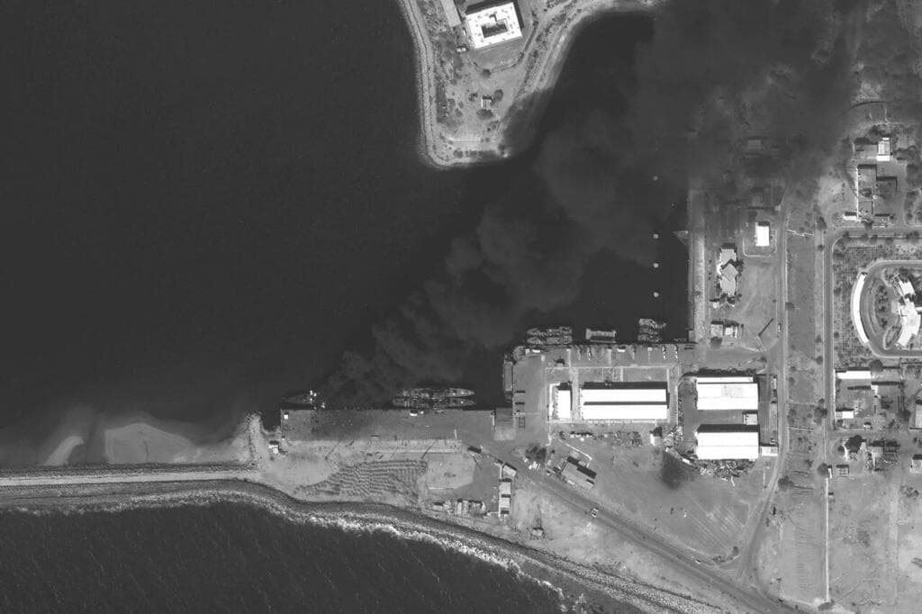 צילום: AP ספינת מלחמה איראנית עולה באש