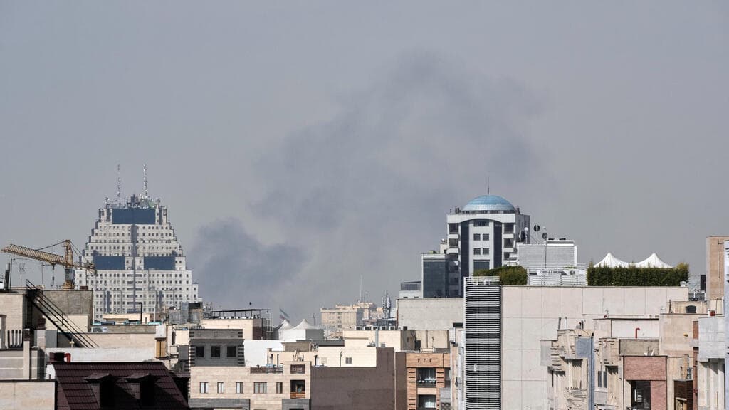 טהרן איראן עשן תקיפות