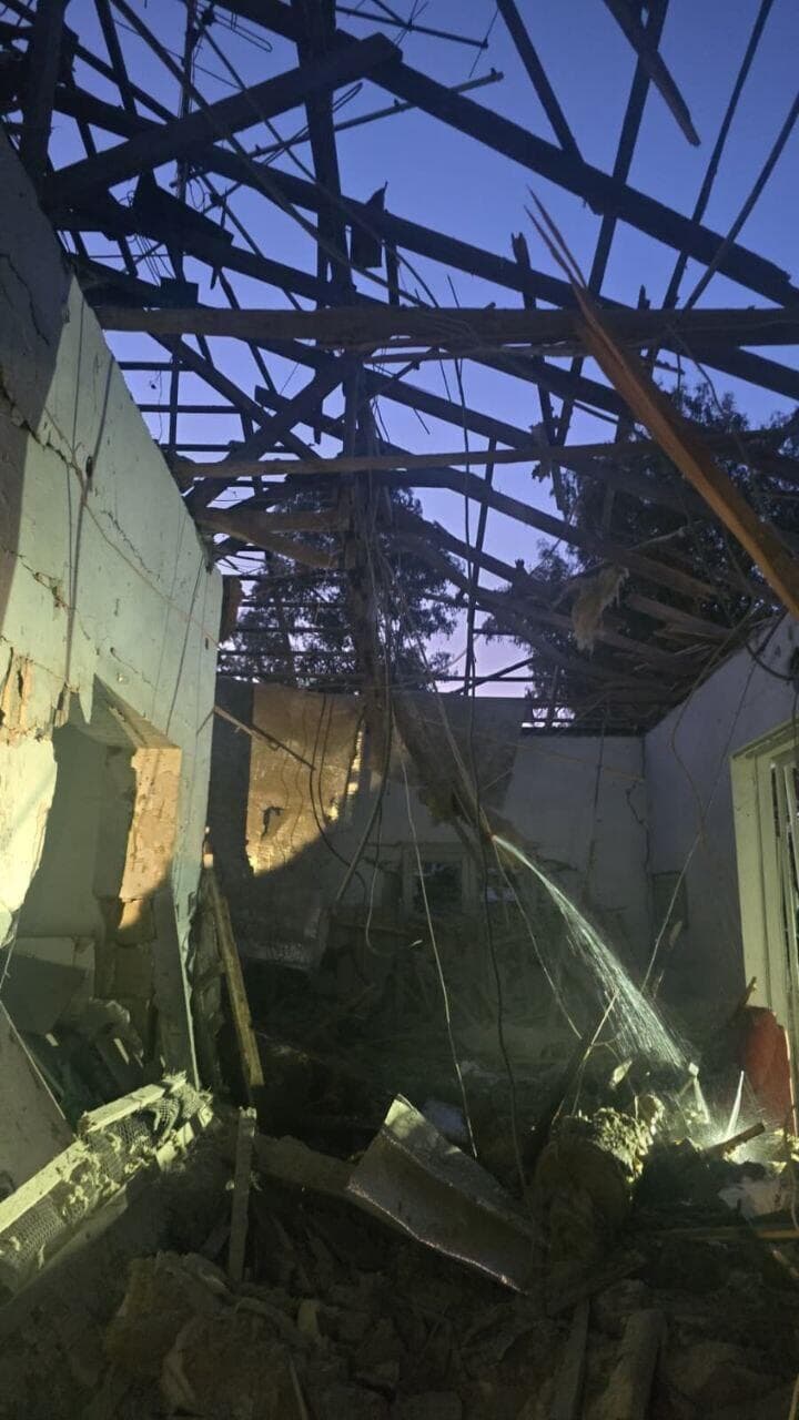 זירת הפגיעה בבית בפתח תקווה (ללא קרדיט מרענן בן צור) זירת הפגיעה בבית בפתח תקווה