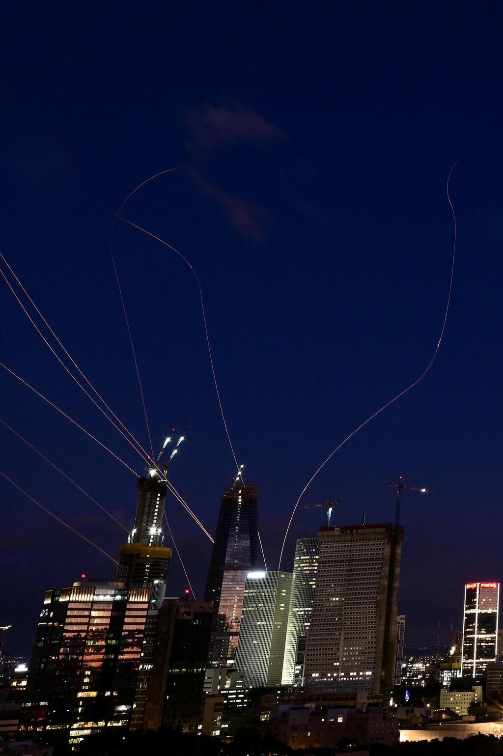 יירוט בשמי תל אביב (צילום: REUTERS/Tomer Neuberg) יירוט יירוטים תל אביב מטח שיגור שיגורים טיל טילים מתקפה מ איראן ל ישראל