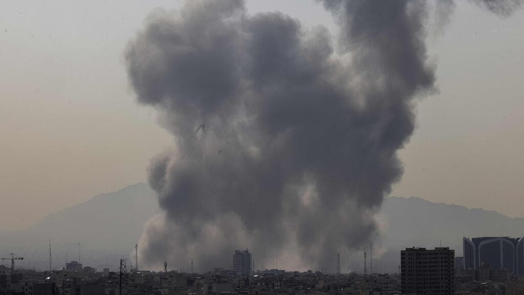 טהרן איראן עשן תקיפות