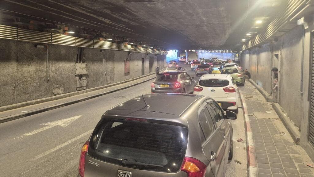 צילום: אסף קמר רכבים עוצרים בצד הדרך במנהרת לגוורדיה בזמן אזעקה ע"מ להתמגן\