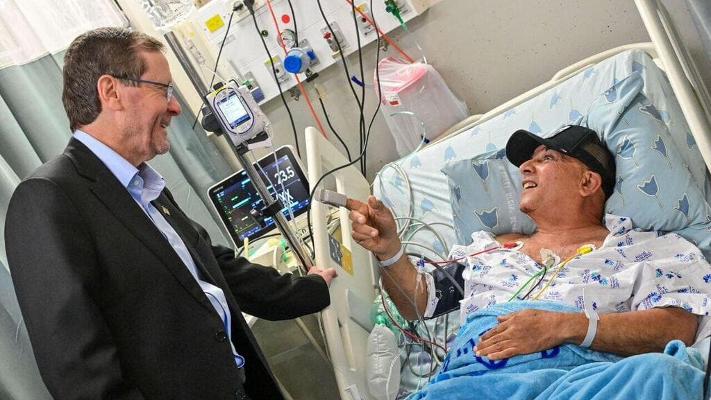הנשיא הרצוג בביקור הפצועים באיכילוב (צילום: קובי גדעון/לע״מ) ביקורו של הנשיא הרצוג בבית החולים איכילוב