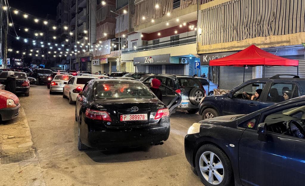 אזרחים עוזבים את הדאחייה בעקבות התקיפות (צילום: REUTERS/Ahmad Al Kerdi) אזרחים עוזבים את הדאחייה בעקבות התקיפות