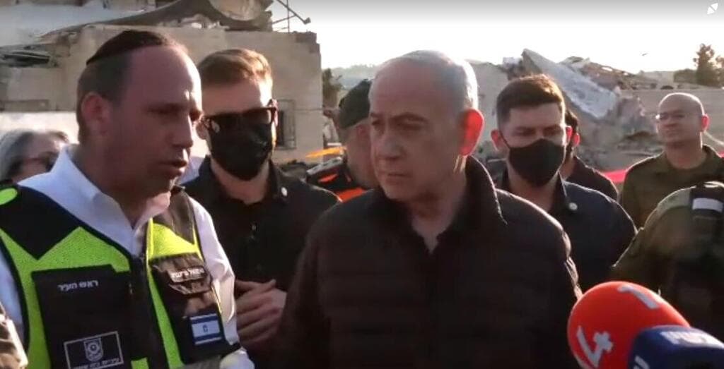 בנימין נתניהו בזירה בה נפל טיל מאריאן