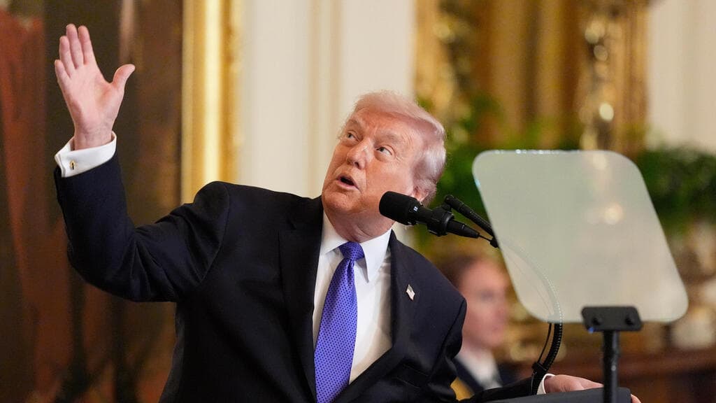 דונלד טראמפ (צילום: AP Photo/Mark Schiefelbein) נשיא ארה"ב דונלד טראמפ הבית הלבן טקס ל וטרנים ידבר על איראן