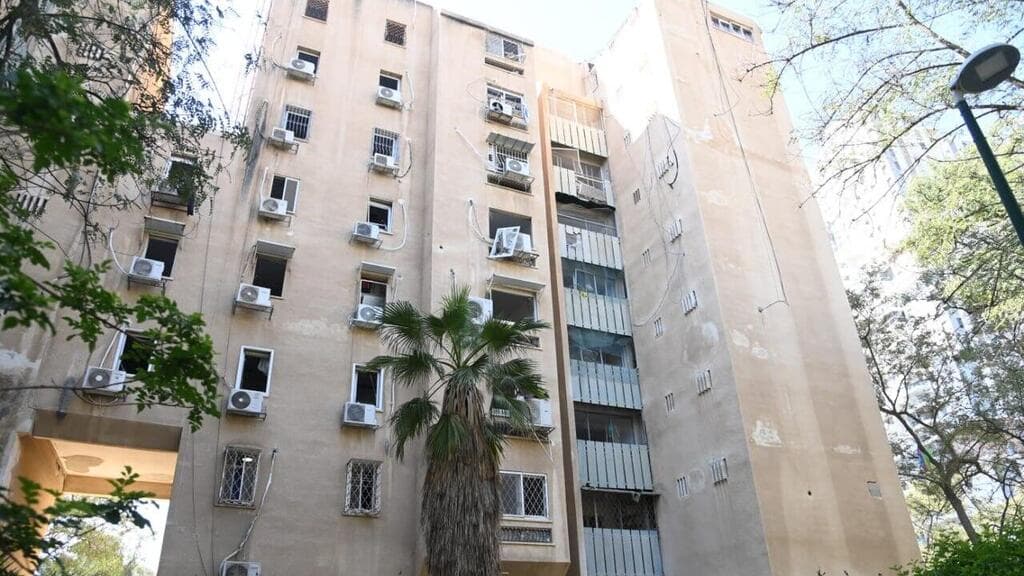 הבניין שנפגע בבאר שבע (צילום: הרצל יוסף) הבניין שנפגע בבאר שבע