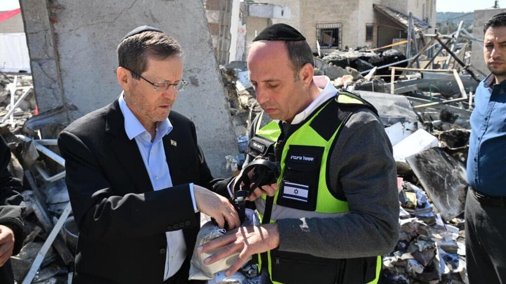 צילום: חיים צח/לע״מ הנשיא בזירת הנפילה בבית שמש