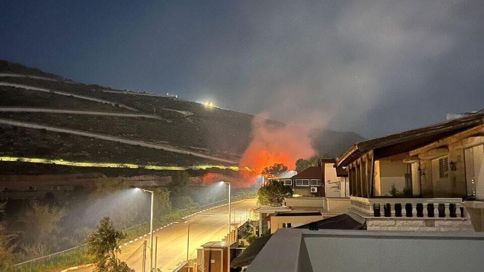 השריפה באזור שלומי (צילום: מתוך הרשתות לפי סעיף 27 א' ) שריפה באזור שלומי אחרי מצוד על כטב"ם