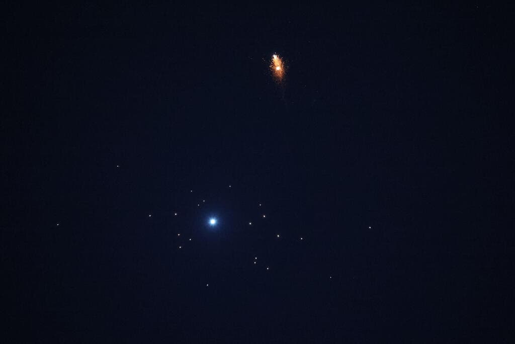 יירוט טיל מאיראן בשמי המרכז, הלילה (צילום: Jack GUEZ / AFP) יירוט טיל מאיראן בשמי המרכז